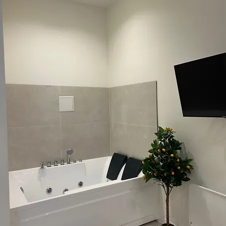 Jacuzzi Prive - Moderne A Apartament